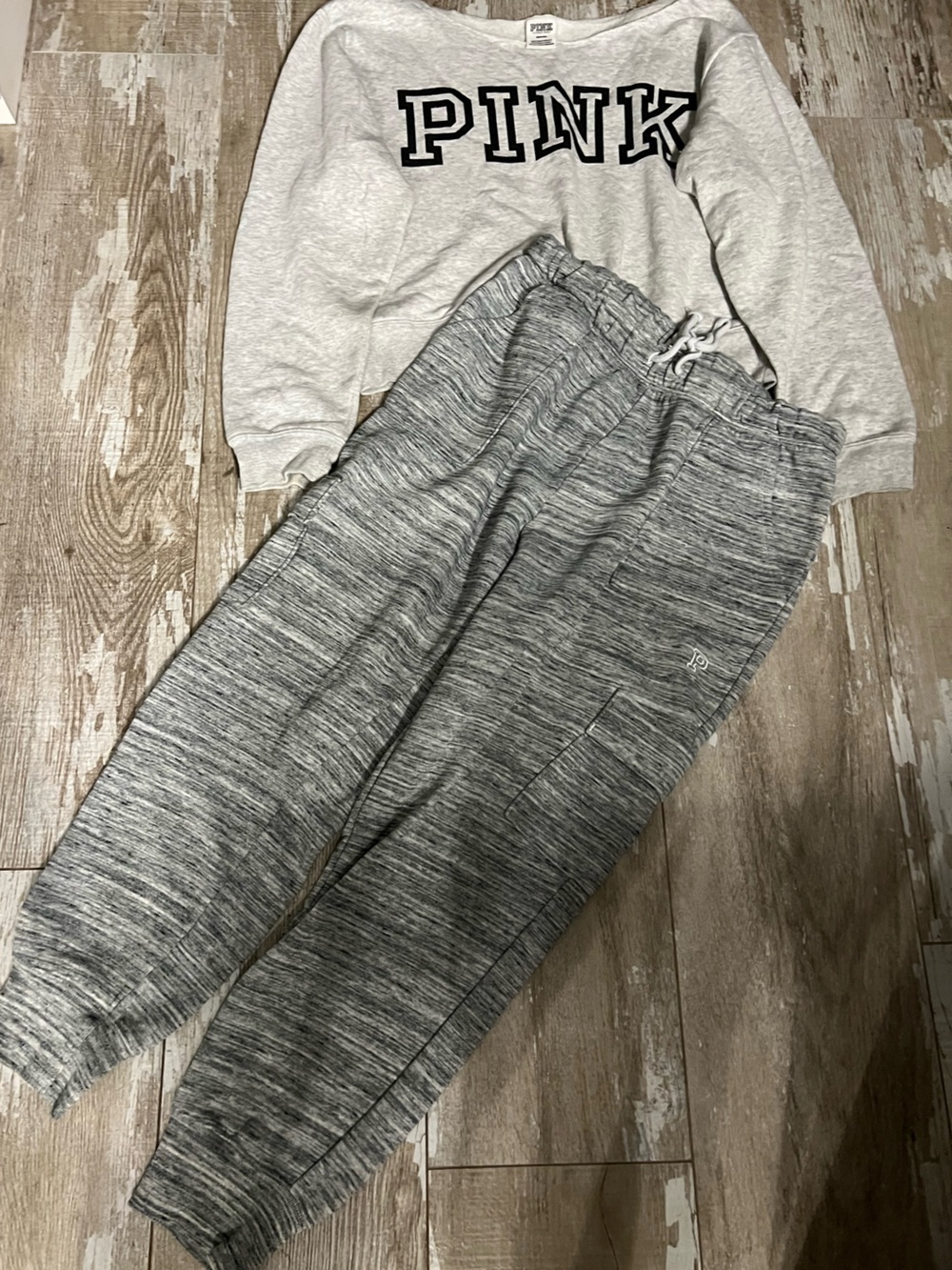 VGUC!💗PINK VS SET!Gray Off The Shoulder sweatshirt&Gray Fleece Cargo Sweats(M)! - Picture 3 of 9